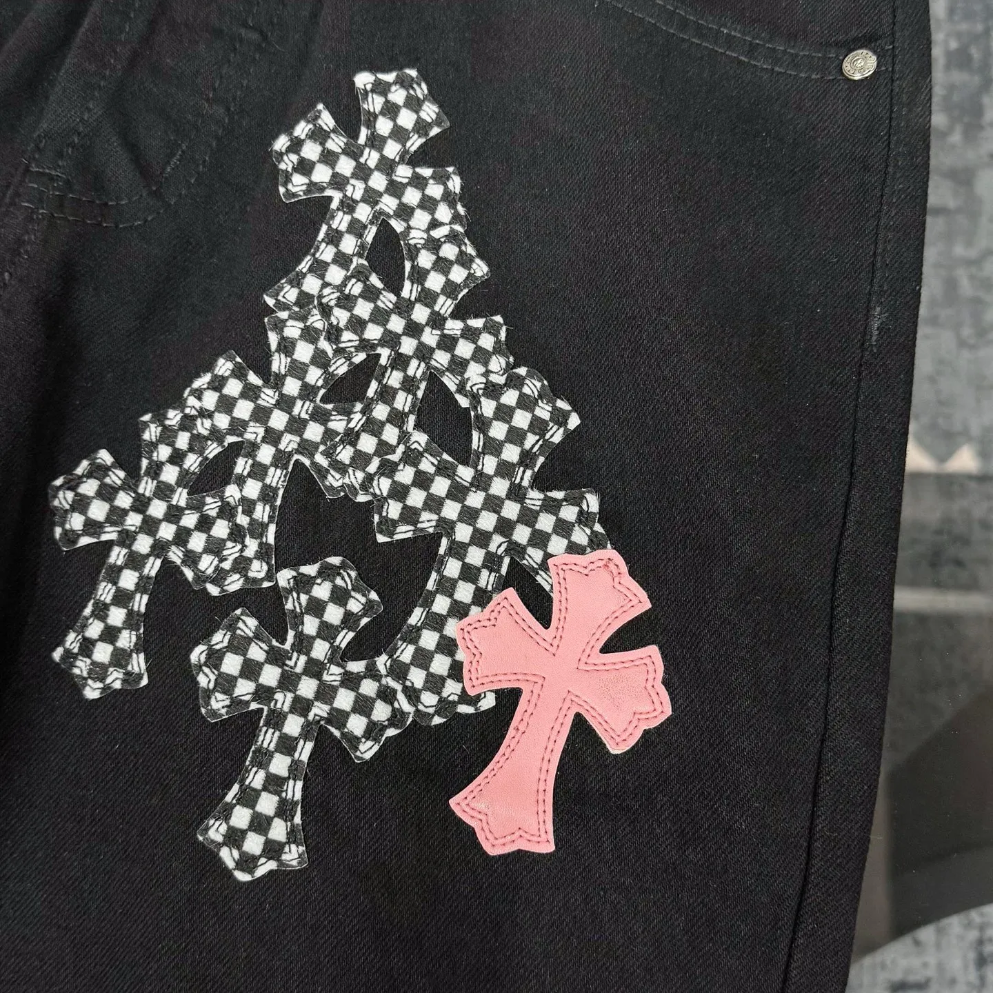 P280 Chrome Hearts ch Chrome Hearts Cherry Blossom Pink Checkerboard Cross Patch Leather Jeans, Original 5W+ It is well known that chromehearts jeans use vintage Levis jeans as the base for creation. They usually add their own unique silver buckles and silver ornaments, plus leather embellishments. This is the reason why the value of these vintage jeans doubles. Because the base is vintage jeans, the jeans themselves have been very soft and comfortable after years of baptism. This can be distinguished from ordinary jeans. Regarding the size, you should also refer to the pants data. Size: 28 30 32 34 (corresponds to S-XL) Size chart: 28 Waist 76 Pants length 104 Hips 102 30 Waist 80 Pants length 105 Hips 106 32 Waist 84 Pants length 106 Hips 110 34 Waist 88 Pants length 107 Hips 114
